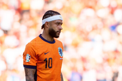 Memphis Depay lander et overraskende skifte.