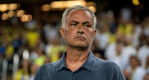 Fenerbahce-bossen José Mourinho forholder sig til de massive fyringer, der har ramt hårdtprøvede Manchester United.