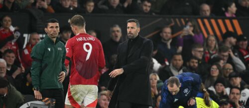 Rasmus Højlund blev skiftet ud, da Manchester United torsdag mødte PAOK i Europa League. Det var der en ret klar grund til, fortæller Ruud van Nistelrooy.