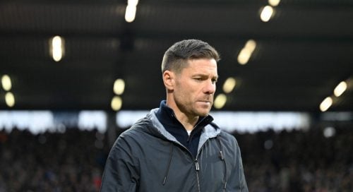 Xabi ALonso forlader Bayer Leverkusen.