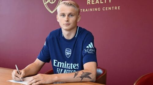 Lucas Martin Nygaard skriver her under på en kontrakt med Arsenal.