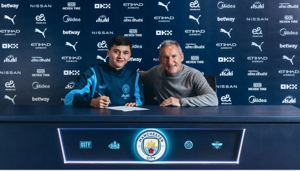 Abdukodir Khusanov er på plads hos Manchester City.