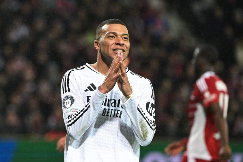 Kylian Mbappé får gode råd af Cristiano Ronaldo.