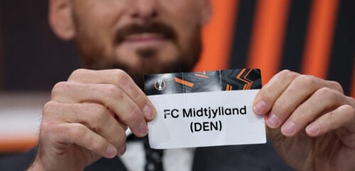 I aften skal to danske mandskaber i aktion i henholdsvis Europa League og Conference League, hvor der er mange millioner på højkant.