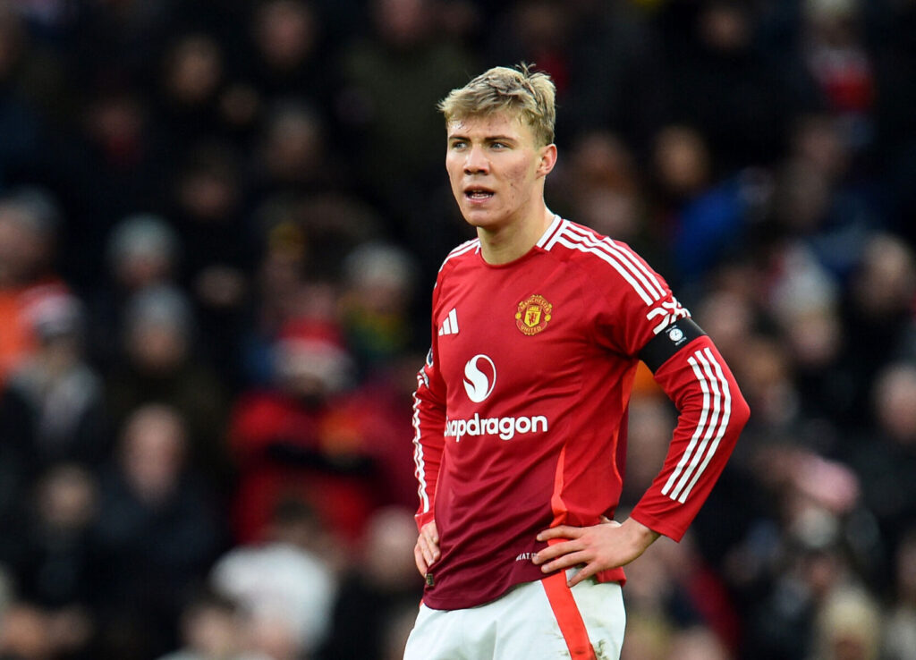 Rasmus Højlund i Manchester United-trøje under en Premier League-kamp.