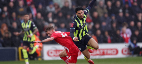 Manchester City-spilleren Nico Gonzalez forlader banen skadet i sin debut efter blot 22 minutters spil i FA Cuppen.