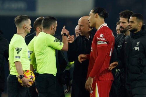 Arne Slot talte med Michael Oliver efter det røde kort.