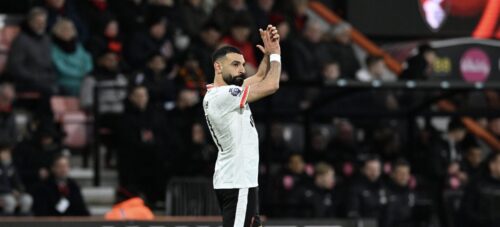 Mohamed Salah hyldes efter sin indsats i Liverpools 2-0-sejr over Bournemouth på Vitality Stadium. Salah scorede begge mål i kampen.