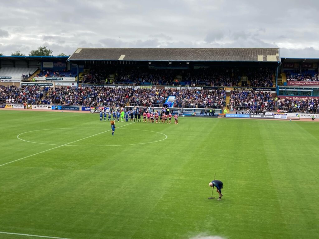 Brunton Park har en kapacitet på 17.949. Steven Gerrard er vant til at komme på mere velbesøgte arenaer. Foto: Søren Plovgaard