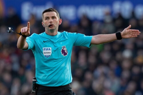 Michael Oliver er en af de mest udskældte dommere i England.