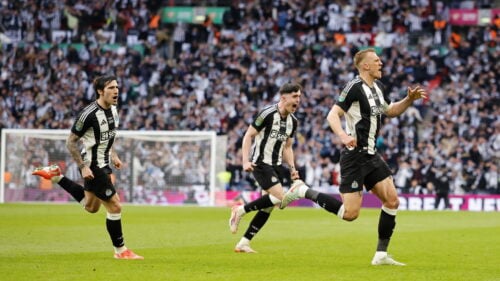 Newcastle slår Liverpool.