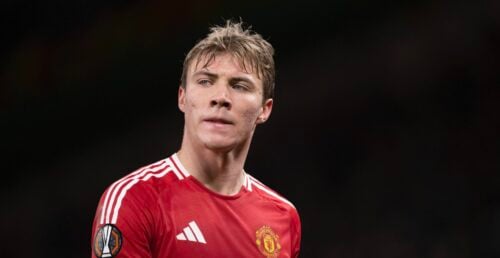 Rasmus Højlund får opmuntrende ord med på vejen efter endnu en kamp i Manchester United-trøjen, hvor han ikke fik scoret.