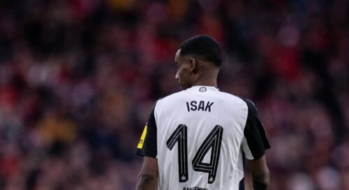 Alexander Isak reagerer nu på snakken om, at Newcastle forsøger at forlænge hans kontrakt, der står til at udløbe om tre år.